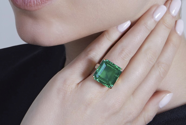 Socialite s Stunning Emerald Ring Fetches 3.65m at Sotheby s